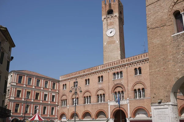 Treviso, İtalya - 26 Mart 2018: Palazzo del Podesta ve Torre Civica'nın görünümü