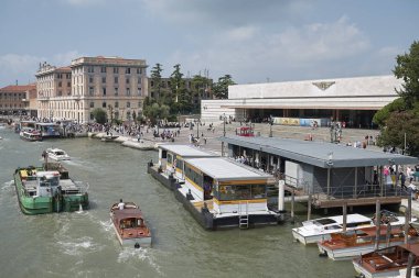 Venedik, İtalya - 12 Temmuz 2017 : Ferrovia feribot durağının görünümü