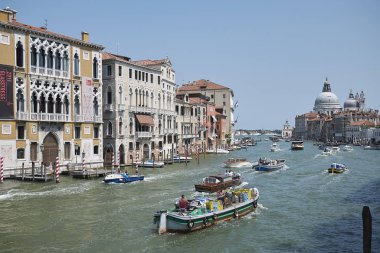 Venedik, İtalya - 12 Temmuz 2017 : Accademia Köprüsü'nden Canal Grande manzarası