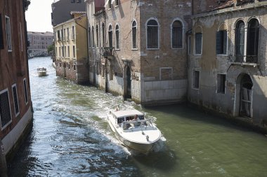 Venedik, İtalya - 12 Temmuz 2017 : Venedik nehrinde motorbot