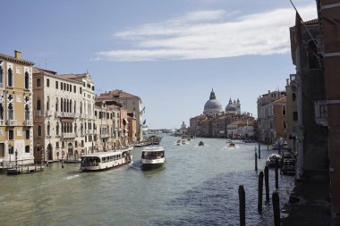 Venezia, İtalya - 08 Eylül 2015 : Accademia köprüsünden Canal Grande manzarası