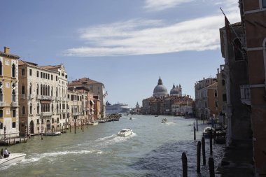 Venezia, İtalya - 08 Eylül 2015 : Accademia köprüsünden Canal Grande manzarası ve arka planda San Marco'ya yaklaşan büyük bir yolcu gemisi