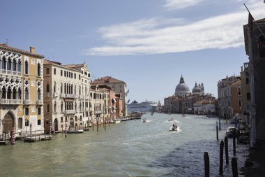 Venezia, İtalya - 08 Eylül 2015 : Accademia köprüsünden Canal Grande manzarası ve arka planda San Marco'ya yaklaşan büyük bir yolcu gemisi