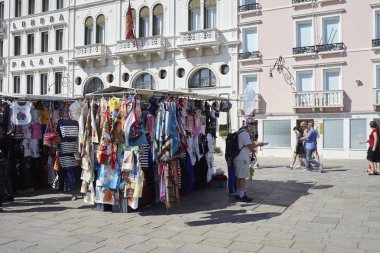 Venezia, İtalya - 08 Eylül 2015 : Piazza san Marco yakınlarında satılan hediyelik eşya pazarı tezgahı