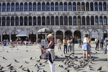 Venezia, İtalya - 08 Eylül 2015 : Piazza San Marco'da turistler ve güvercinler