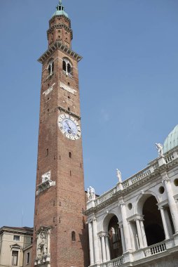 Vicenza, İtalya - 26 Mayıs 2018 : Palladiana ve Torre Bissara Bazilikası'nın görünümü