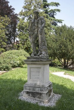 Vicenza, İtalya - 26 Mayıs 2018: Salvi'deki halk bahçesinde ki heykel