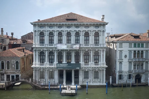Venedik, İtalya - 12 Temmuz 2017 : Palazzo Grassi'den Ca' Rezzonico'nun Görünümü