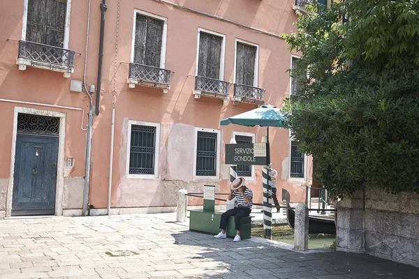 Venice Italy July 2017 Gondolier Waiting Tourists — Stock Photo, Image