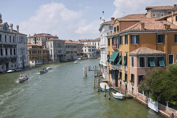 Venedik, İtalya - 12 Temmuz 2017 : Accademia Köprüsü'nden Canal Grande manzarası