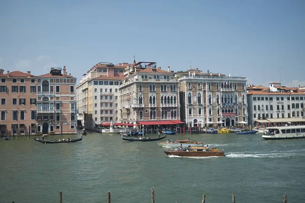 Venedik, İtalya - 12 Temmuz 2017 : Punta della Dogana'dan Kanal Grande ve San Marco kilisesinin görünümü