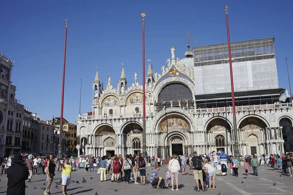 Venezia Italy September 2015 Tourists Pigeons Piazza San Marco — Stock Photo, Image