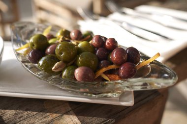 Limon ve portakal lezzet ile kırmızı ve yeşil zeytin