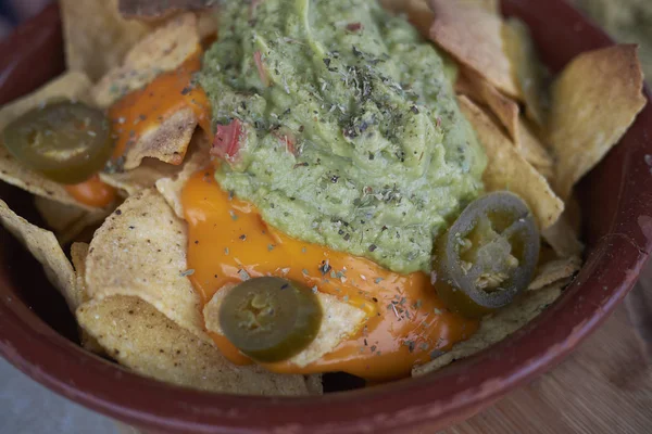 Chipsy Nachos Guacamole Topiony Cheddar Papryka Chilli — Zdjęcie stockowe