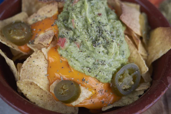 Chipsy Nachos Guacamole Topiony Cheddar Papryka Chilli — Zdjęcie stockowe