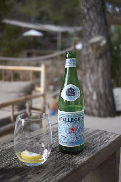 Ibiza Spanien September 2019 San Pellegrino Wasserflasche Und Ein Glas — Stockfoto