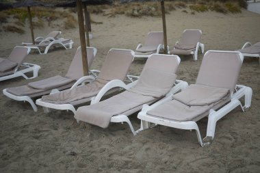 Ibiza, İspanya - 27 Ağustos 2019 : Cala Tarida'daki Şezlonglar