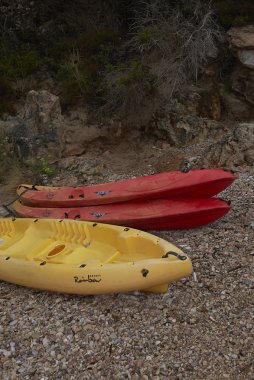 Ibiza, İspanya - 27 Ağustos 2019 : Cala Moli'deki Kayaks