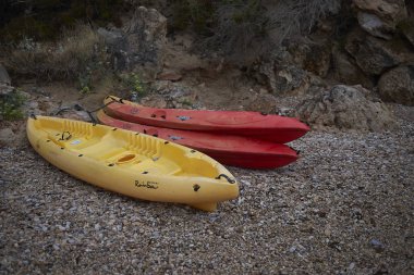 Ibiza, İspanya - 27 Ağustos 2019 : Cala Moli'deki Kayaks