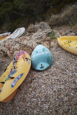 Ibiza, İspanya - 27 Ağustos 2019 : Cala Moli'deki Kayaks