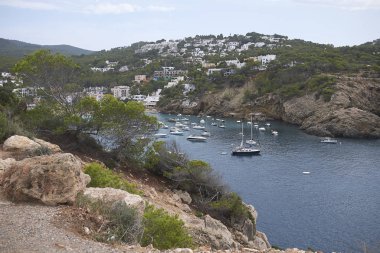 Ibiza, İspanya - 27 Ağustos 2019 : Cala Vedella'nın Görünümü