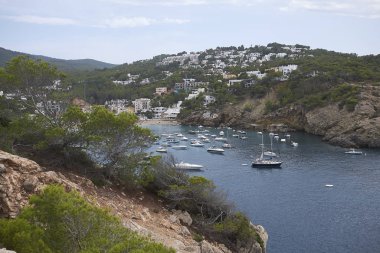 Ibiza, İspanya - 27 Ağustos 2019 : Cala Vedella'nın Görünümü