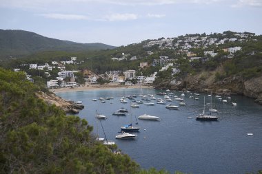 Ibiza, İspanya - 27 Ağustos 2019 : Cala Vedella'nın Görünümü