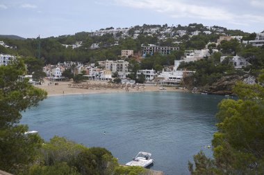 Ibiza, İspanya - 27 Ağustos 2019 : Cala Vedella'nın Görünümü
