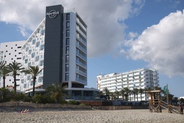 İbiza, İspanya - 28 Ağustos 2019: Playa en Bossa 'daki Hard Rock Hotel manzarası