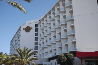 İbiza, İspanya - 28 Ağustos 2019: Playa en Bossa 'daki Hard Rock Hotel manzarası