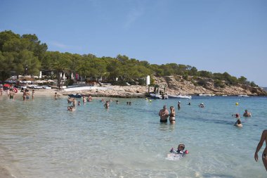 İbiza, İspanya - 29 Ağustos 2019: Cbbc plaj kulübünde turistler