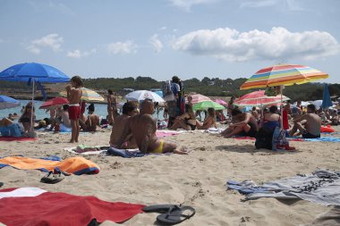 İbiza, İspanya - 29 Ağustos 2019: Cbbc plaj kulübünde turistler