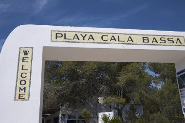 İbiza, İspanya - 29 Ağustos 2019: Cbbc plaj kulübü girişi