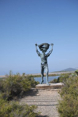 İbiza, İspanya - 31 Ağustos 2019: Parc Natural de ses Salinas 'ta tuz işçileri heykeli