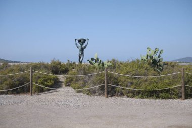 İbiza, İspanya - 31 Ağustos 2019: Parc Natural de ses Salinas 'ta tuz işçileri heykeli