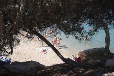 İbiza, İspanya - 01 Eylül 2019: Port d 'es torrent plajı manzarası