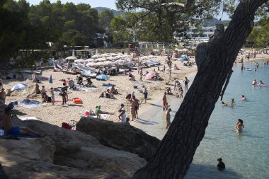 İbiza, İspanya - 01 Eylül 2019: Port d 'es torrent plajı manzarası