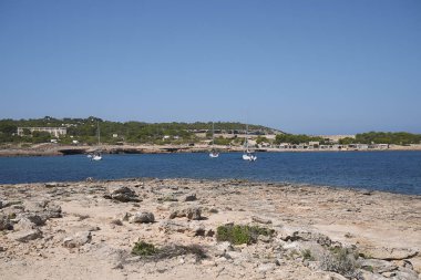 İbiza, İspanya - 01 Eylül 2019: Port d 'es torrent plajı manzarası