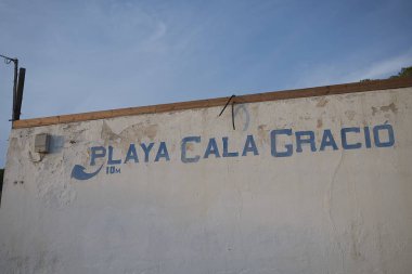 İbiza, İspanya - 01 Eylül 2019: Playa Cala Gracio yönü