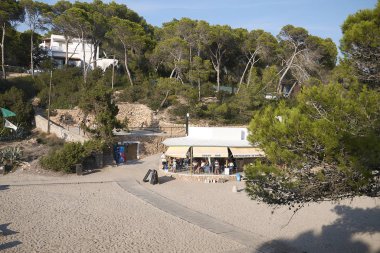 İbiza, İspanya - 01 Eylül 2019: Cala Gracio plajı manzarası