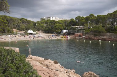 İbiza, İspanya - 02 Eylül 2019: Cala Gracio plajı manzarası