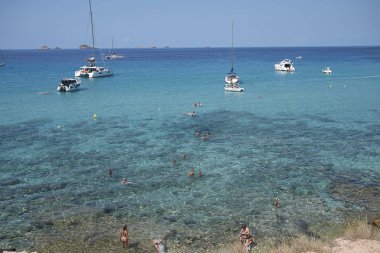 İbiza, İspanya - 03 Eylül 2019: Platges de Comte Körfezi manzarası