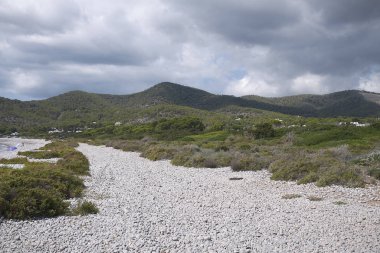 İbiza, İspanya - 03 Eylül 2019: Es Codols plajı manzarası