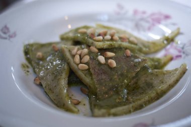 Pesto ve çam fıstıklı Testaroli makarnası 