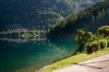 Miralago, İsviçre - 21 Temmuz 2020: Trenden Poschiavo Gölü manzarası