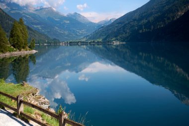 Miralago, İsviçre - 21 Temmuz 2020: Trenden Poschiavo Gölü manzarası