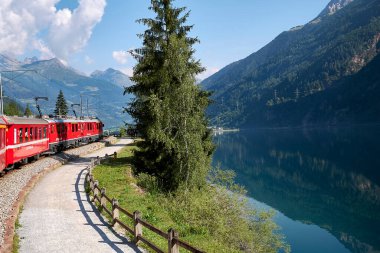 Miralago, İsviçre - 21 Temmuz 2020: Poschiavo Gölü ve Berlin treni manzarası