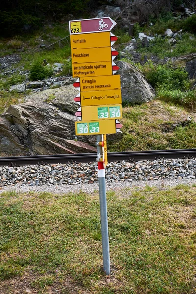 Cavaglia, İsviçre - 22 Temmuz 2020: Cavaglia 'daki yol işaretleri