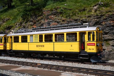 Alp Grum, İsviçre - 21 Temmuz 2020: Alp Grum istasyonunda eski bir trenin görüntüsü