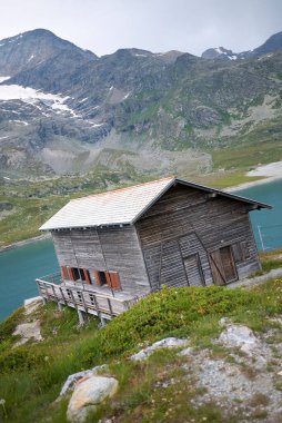 Bernina Geçidi, İsviçre - 21 Temmuz 2020 Ospizio Bernina 'daki ahşap ev